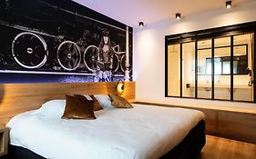 Hotel Leo Station, Villa Et Annexes